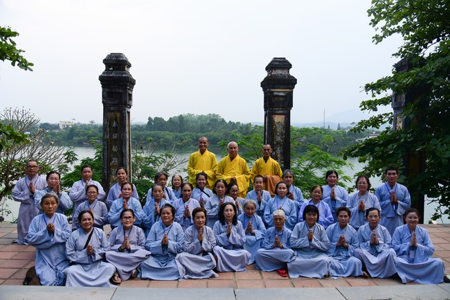 Tham quan và cúng dường chùa Linh Mụ, Huế